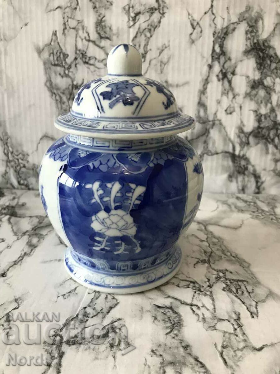 Porcelain pot with lid