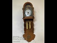 Παλαιό γερμανικό μηχανικό ρολόι τοίχου