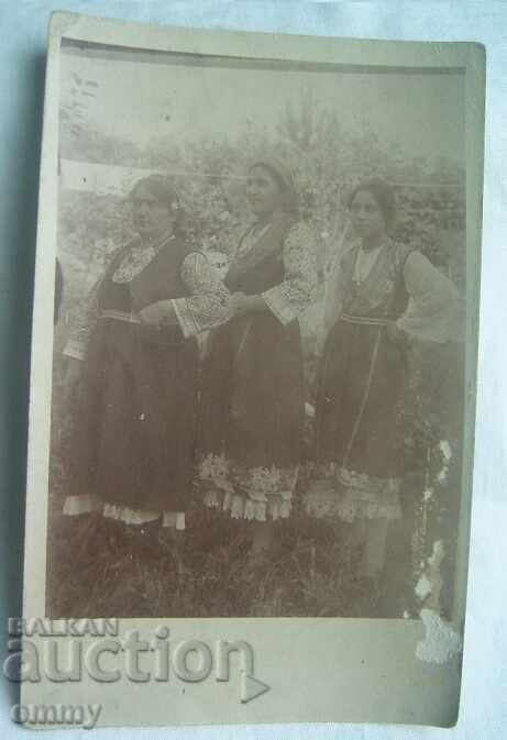 Παλιά φωτογραφία - τρεις γυναίκες με λαϊκή φορεσιά