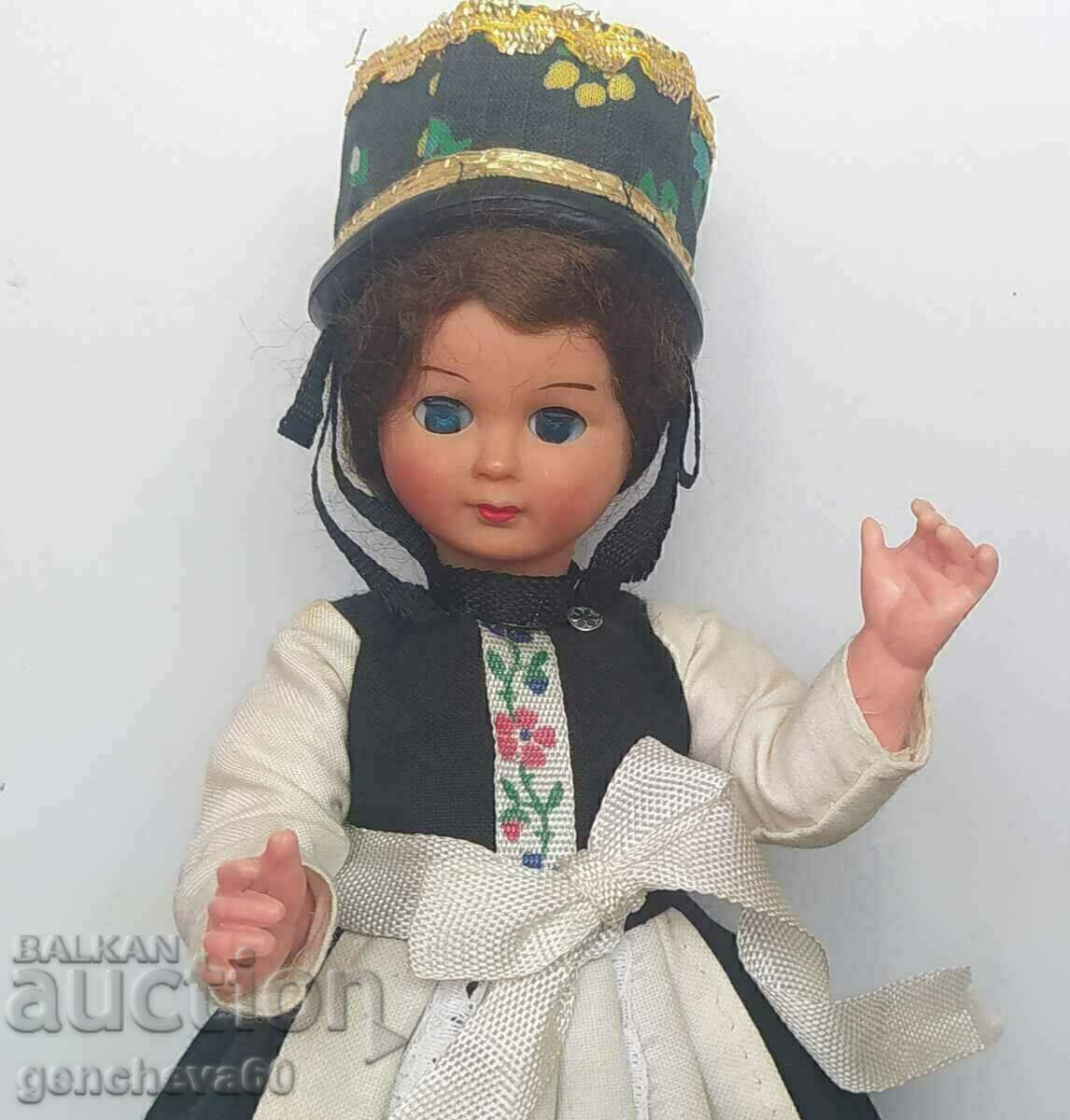 Licitație Păpușă folclorică de epocă cu ochi care clipesc