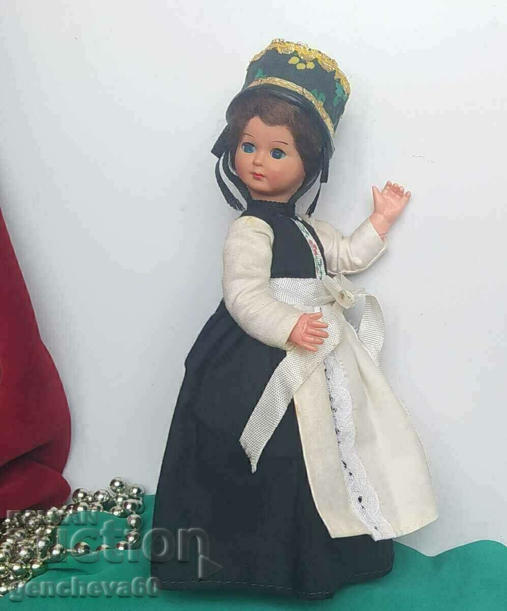 Delivery of Vintage folkloric doll with blinking eyes Delivery of Vintage folkloric doll with blinking eyes