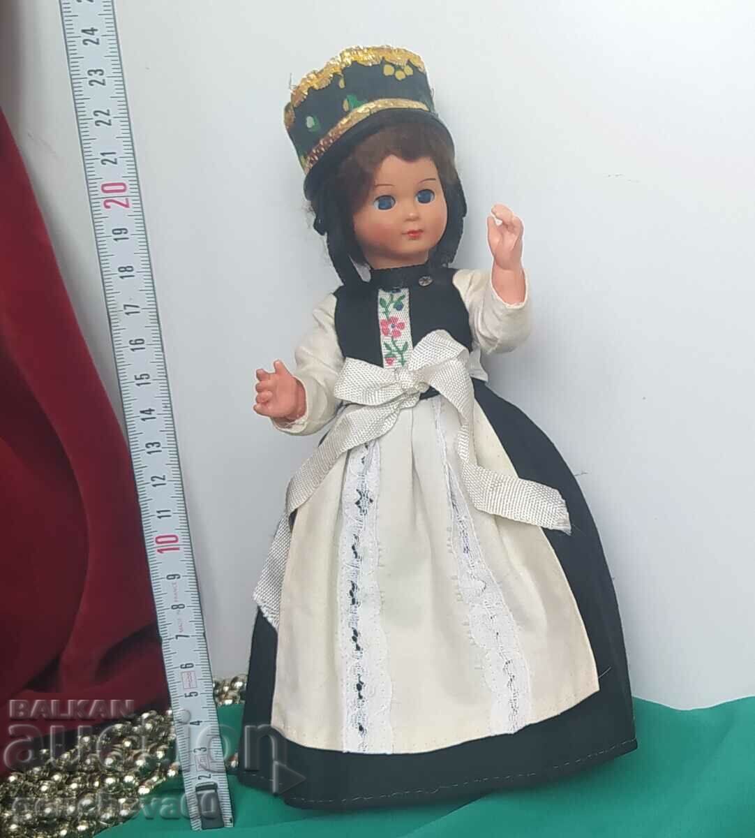 Фолклорна винтидж кукла с мигащи очи