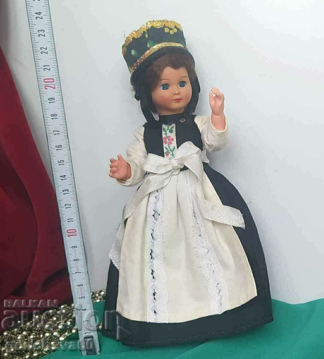 Vintage folkloric doll with blinking eyes Vintage folkloric doll with blinking eyes