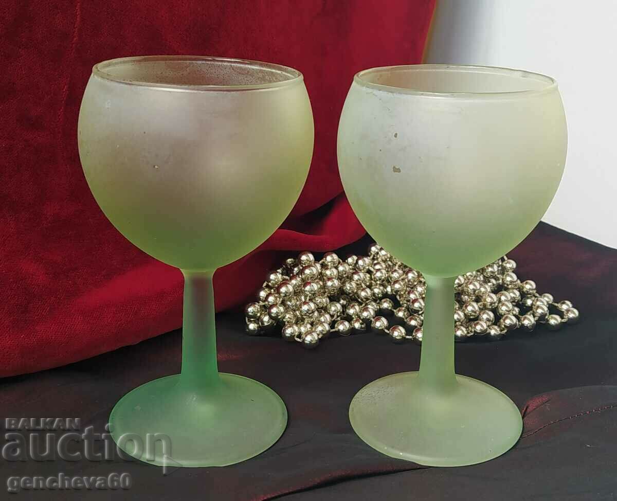 Crystal glasses with high chair