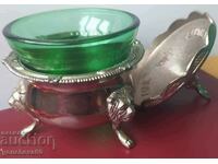 Παλιό αγγείο τριών τεμαχίων με κεφάλι λιονταριού