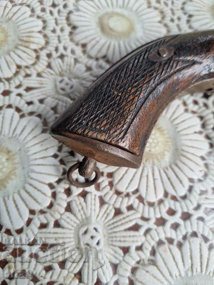An old gun with price 550.00 BGN | € 281.21 An old gun with price 550.00 BGN | € 281.21