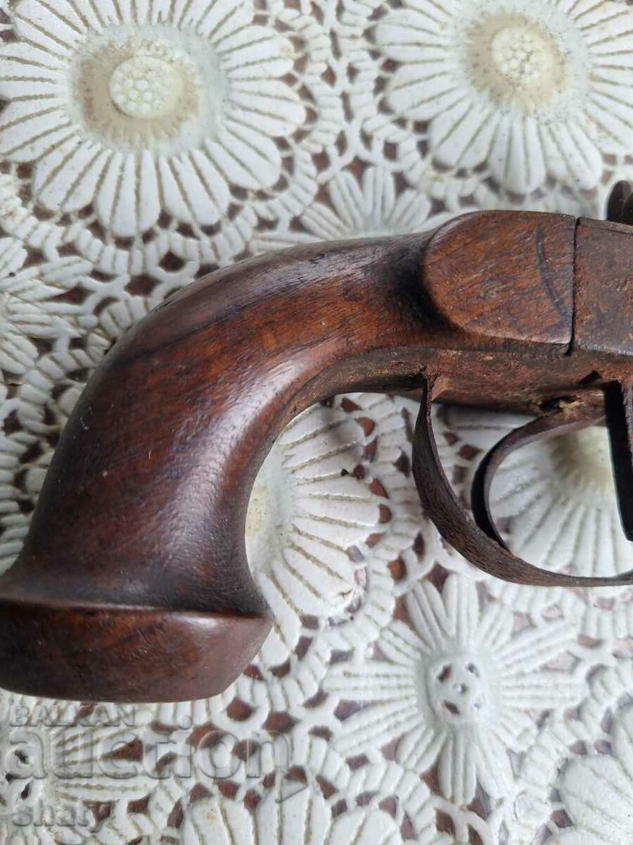 An old gun with price 550.00 BGN | € 281.21