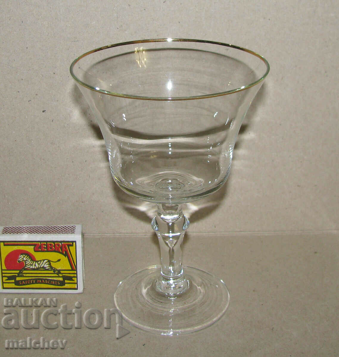 Όμορφο σπάνιο γυάλινο ποτήρι κρασιού 14 cm για wine gold χείλος