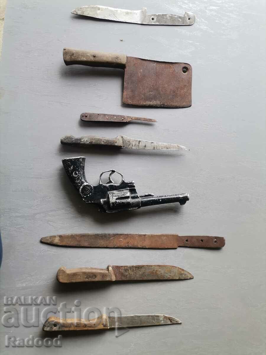 Old knives, saber, dagger, bayonet