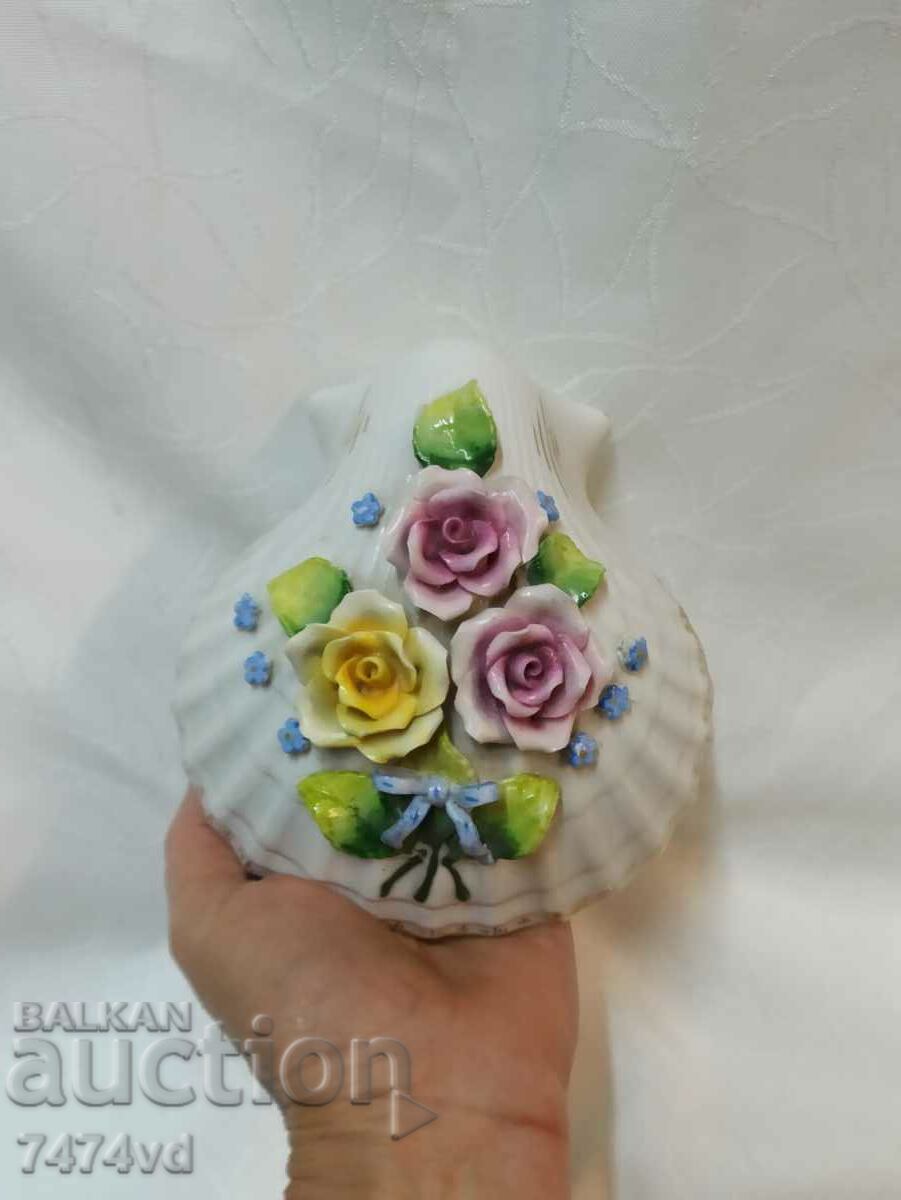 PORCELAIN LARGE BOX, SHELL WITH FLOWERS FOR JEWELRY