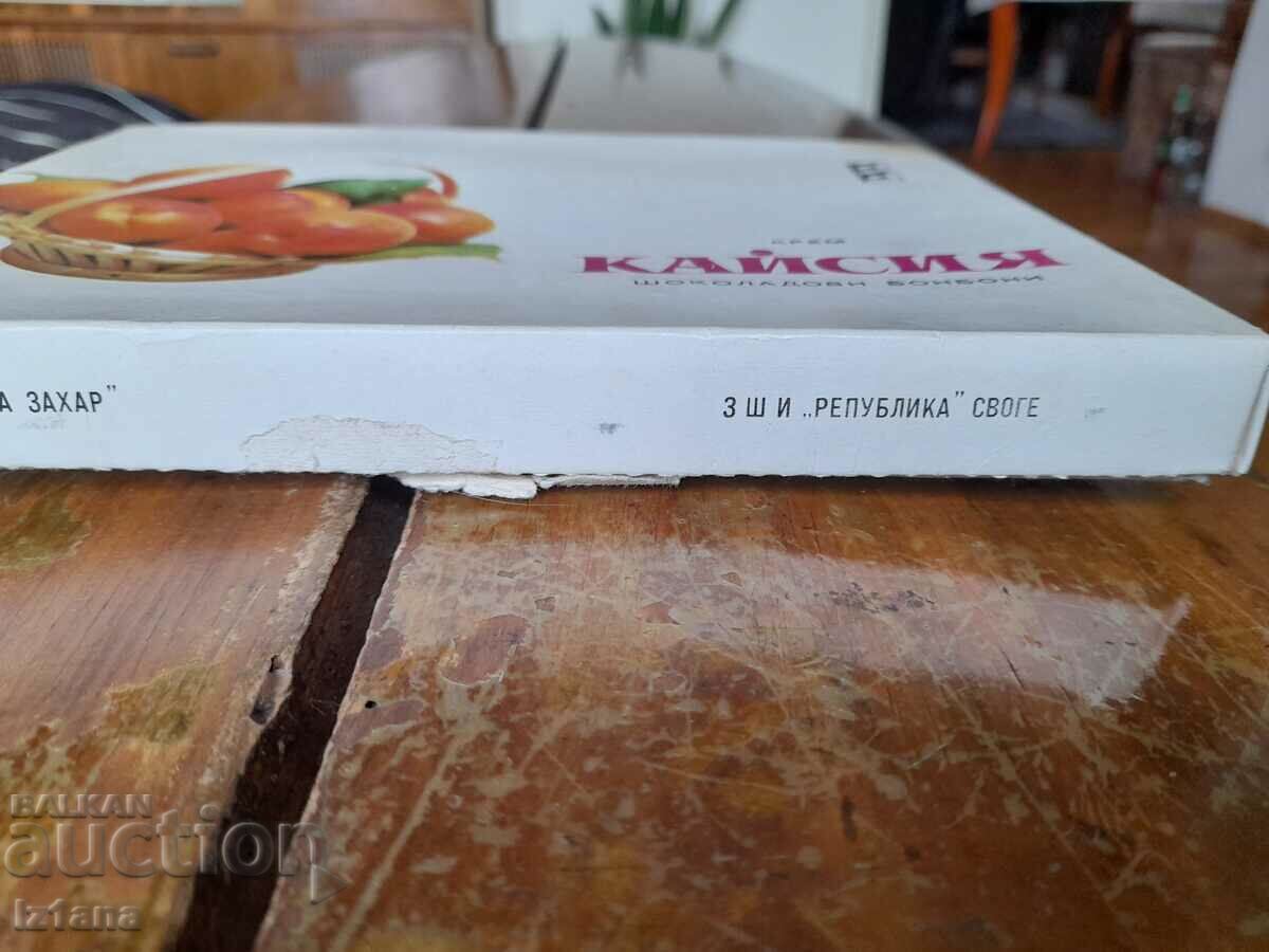 Auction An old box of Apricot Chocolates Auction An old box of Apricot Chocolates