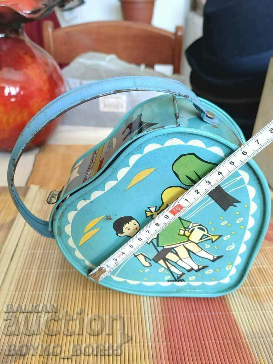 Δημοπρασία Μεγάλη τσάντα από λευκοσίδηρο Soc για παιδιά της δεκαετίας του 1950 Δημοπρασία Μεγάλη τσάντα από λευκοσίδηρο Soc για παιδιά της δεκαετίας του 1950