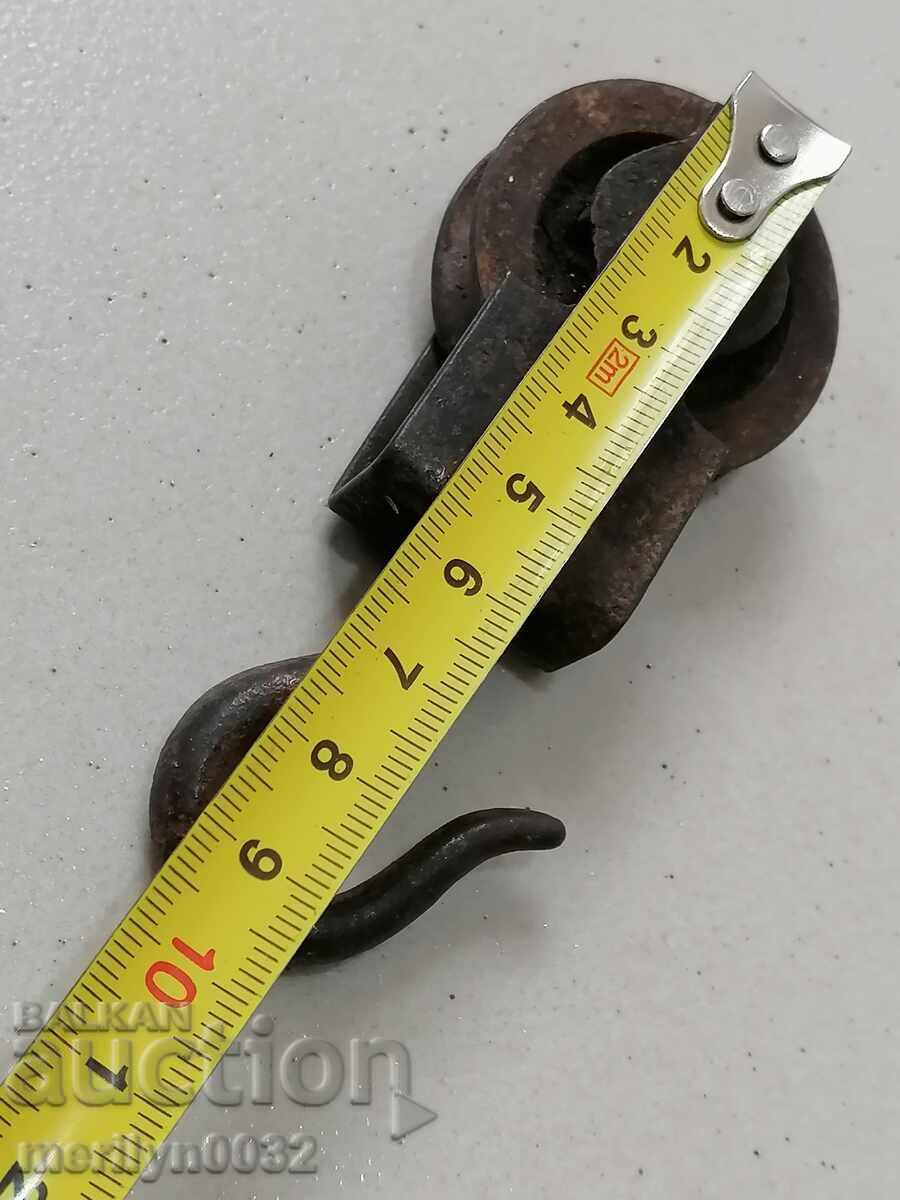 Delivery of Old wrought pulley polyspast wrought iron pulley pulley