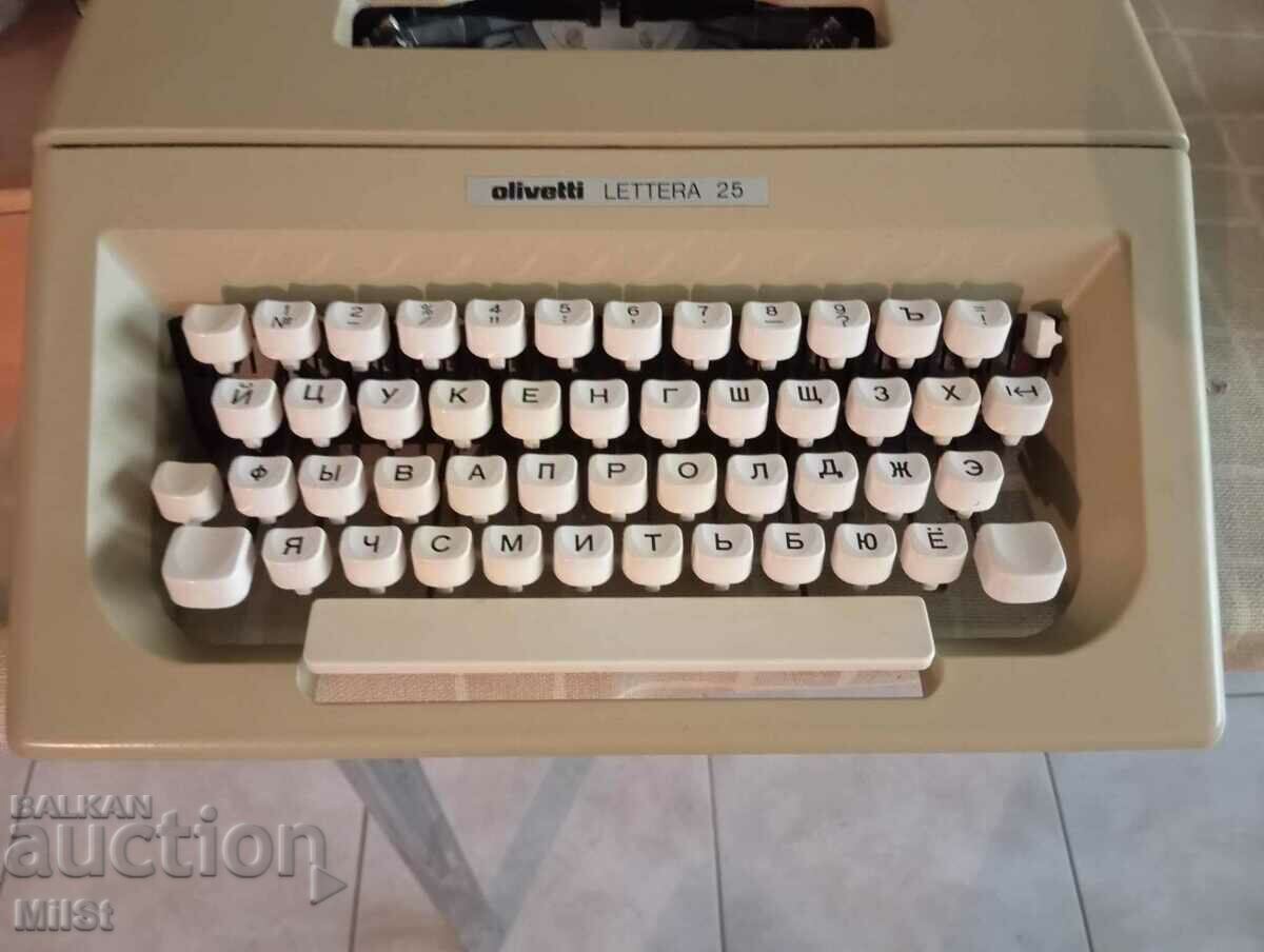 Mașină de scris Olivetti conservată