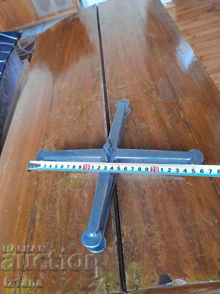 Clemă veche de rachetă de tenis cu preț 65.00 BGN | € 33.23