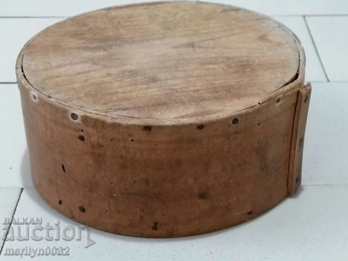 Antique wooden children's crib with price 53.00 BGN | € 27.10 Antique wooden children's crib with price 53.00 BGN | € 27.10