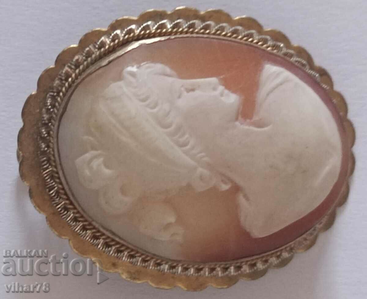 Auction Old beautiful cameo brooch Auction Old beautiful cameo brooch