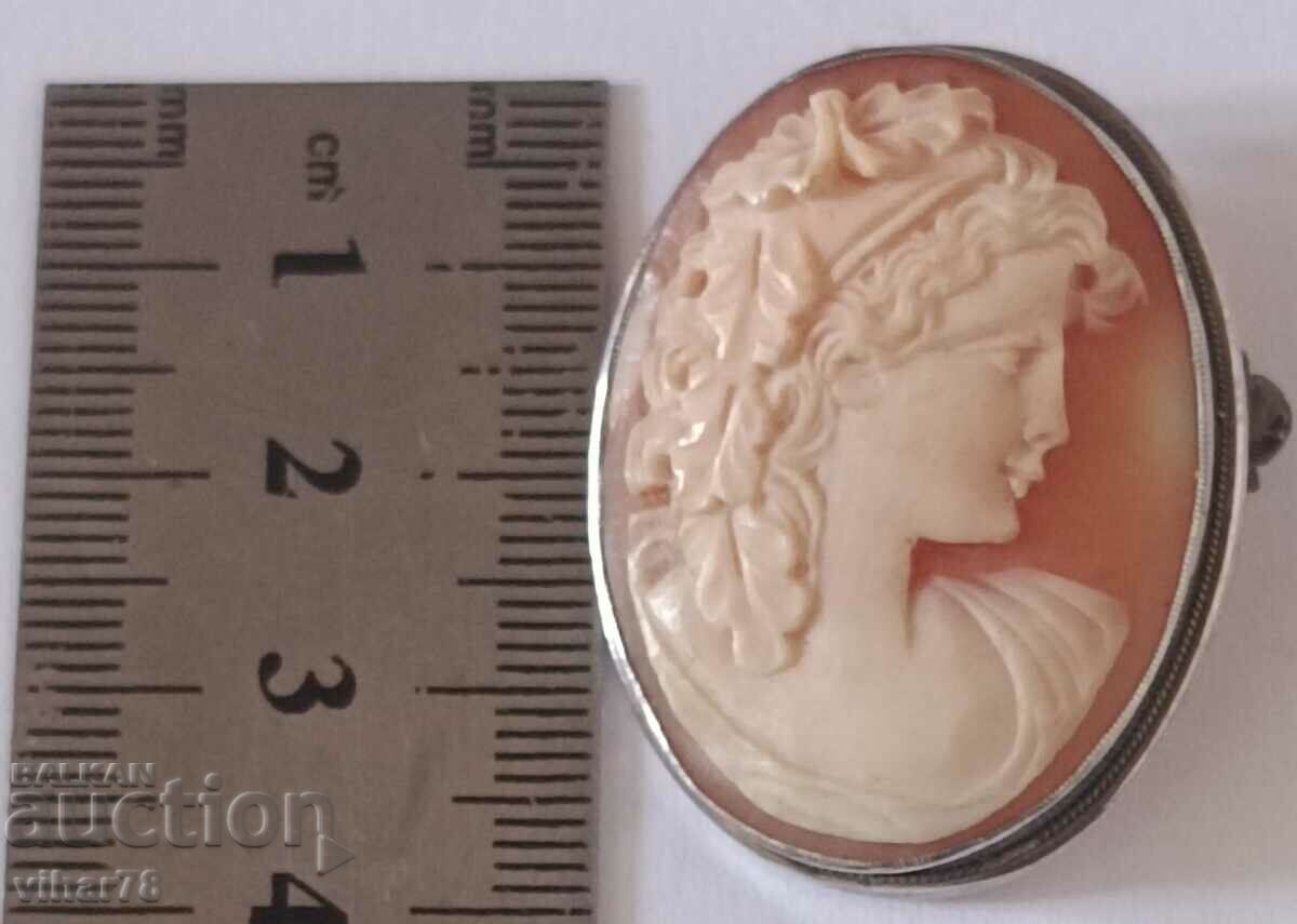 Old silver beautiful cameo brooch with price 349.99 BGN | € 178.95 Old silver beautiful cameo brooch with price 349.99 BGN | € 178.95