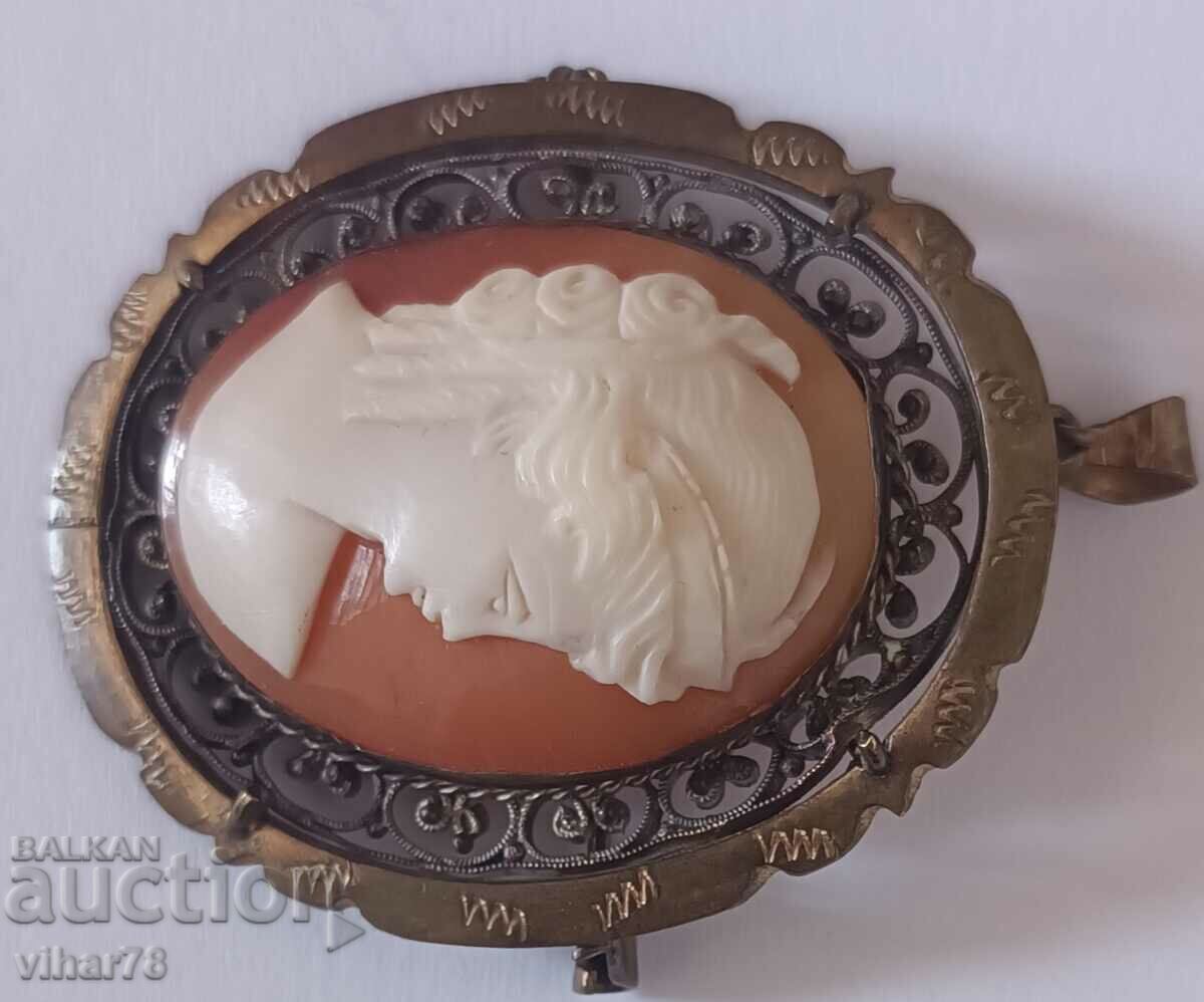 Auction  Old beautiful cameo brooch