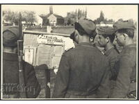 Photo - soldiers - wall newspaper under. 35100 - before 1945
