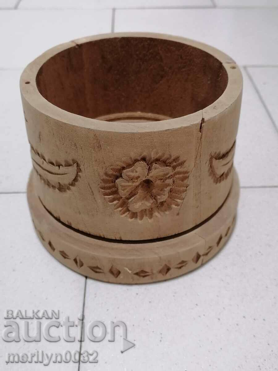 Trusa veche obiect din lemn cu sculptură în lemn primitivă cu preț 53.00 BGN | € 27.10 Trusa veche obiect din lemn cu sculptură în lemn primitivă cu preț 53.00 BGN | € 27.10