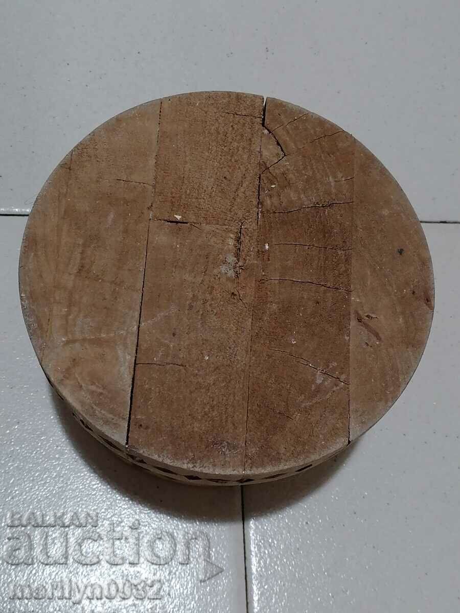 Licitație Trusa veche obiect din lemn cu sculptură în lemn primitivă Licitație Trusa veche obiect din lemn cu sculptură în lemn primitivă