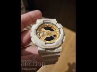 Ανδρικό ρολόι CASIO G-Shock σε λευκό πλαίσιο και λουράκι.