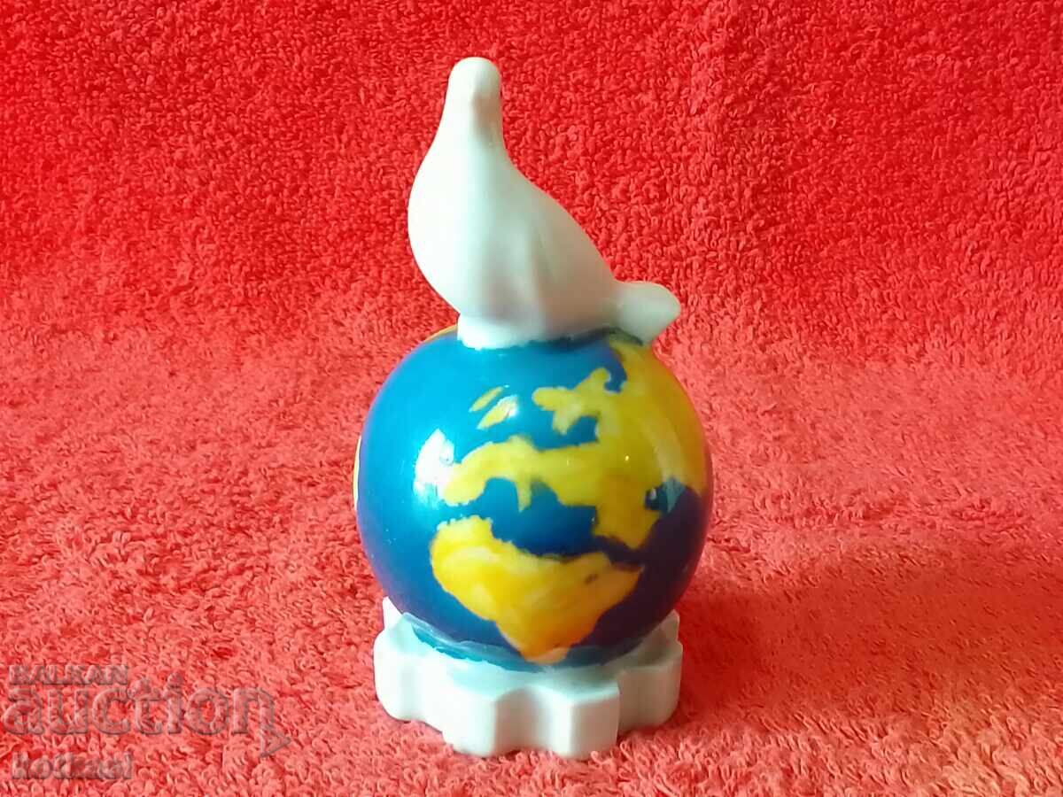Old porcelain figure White Dove on Globe Globe with price 55.50 BGN | € 28.38 Old porcelain figure White Dove on Globe Globe with price 55.50 BGN | € 28.38