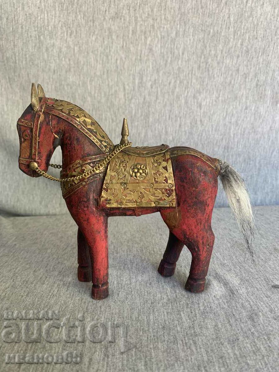 ξύλινο άλογο με χάλκινη επένδυση