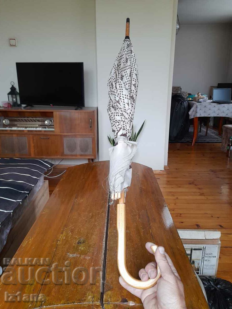 O umbrelă veche cu preț 47.00 BGN | € 24.03 O umbrelă veche cu preț 47.00 BGN | € 24.03