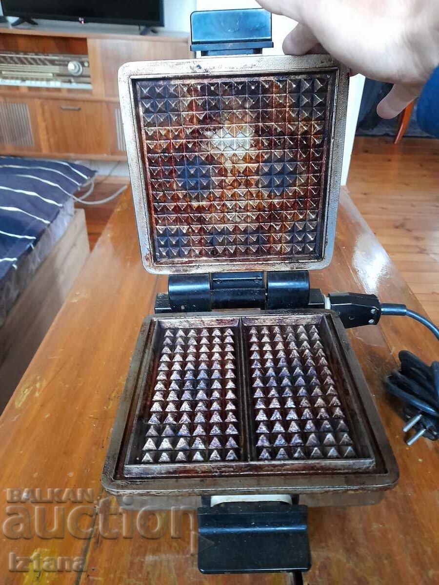 Old waffle maker, toaster with price 65.00 BGN | € 33.23 Old waffle maker, toaster with price 65.00 BGN | € 33.23