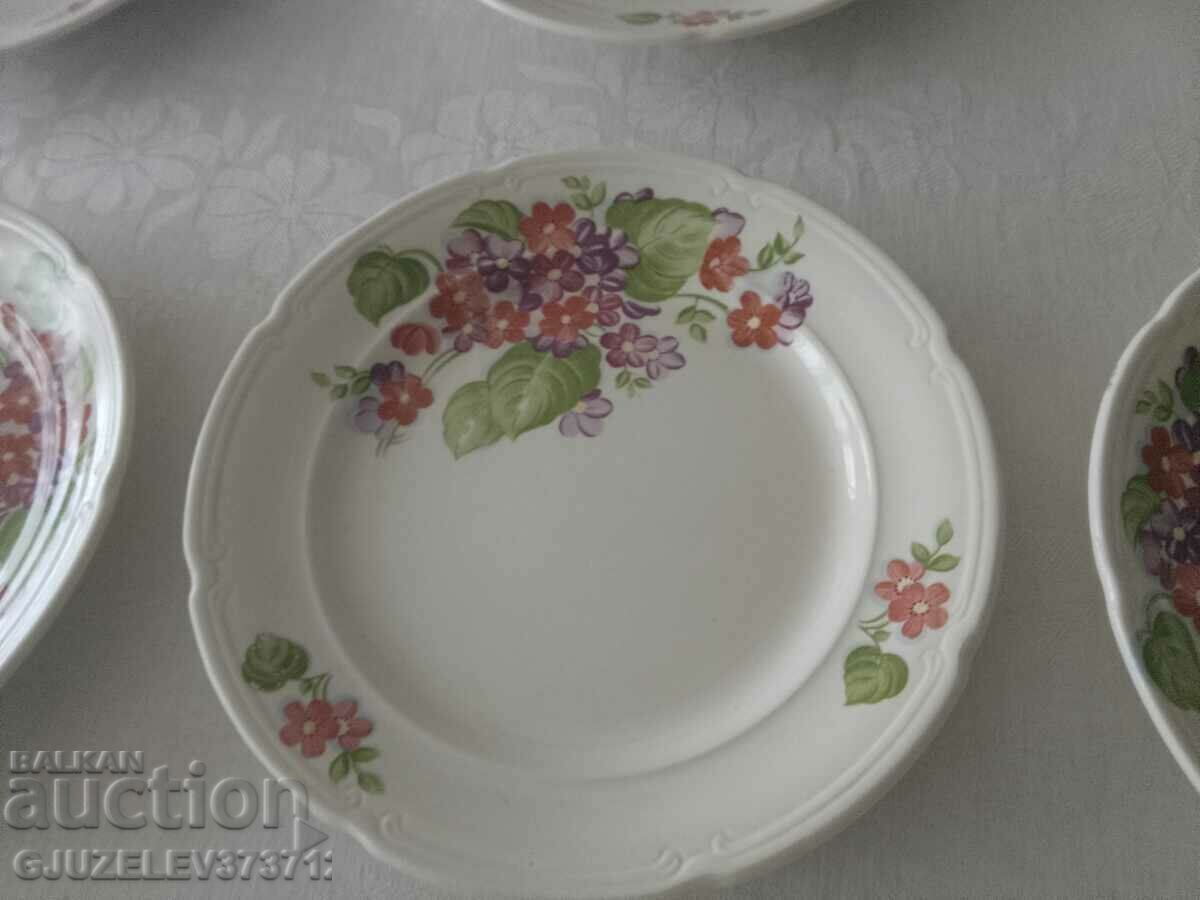 Farfurii frumoase din porțelan ZiK, Konakovo 1954 cu preț 99.00 BGN | € 50.62 Farfurii frumoase din porțelan ZiK, Konakovo 1954 cu preț 99.00 BGN | € 50.62