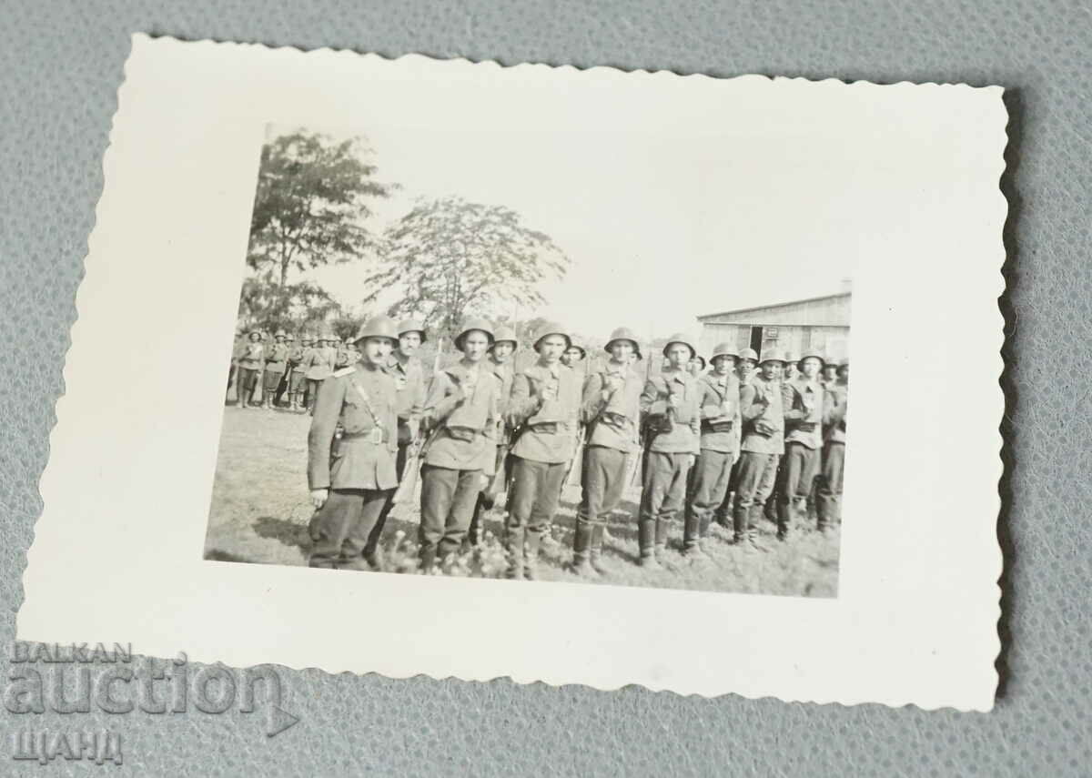 1940 Fotografie militară grup de soldați cască de pușcă uniformă