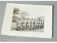 1940 Στρατιωτική ομάδα φωτογραφίας κράνους τυφεκίου στολής στρατιωτών