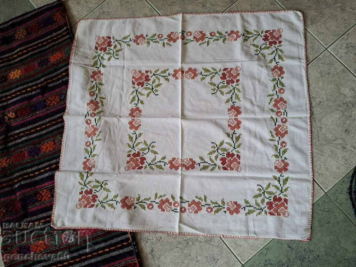 Licitație Veche pernă și cuvertură nouă cu broderie Licitație Veche pernă și cuvertură nouă cu broderie