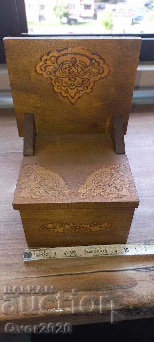 Дървена кутия с пирограф