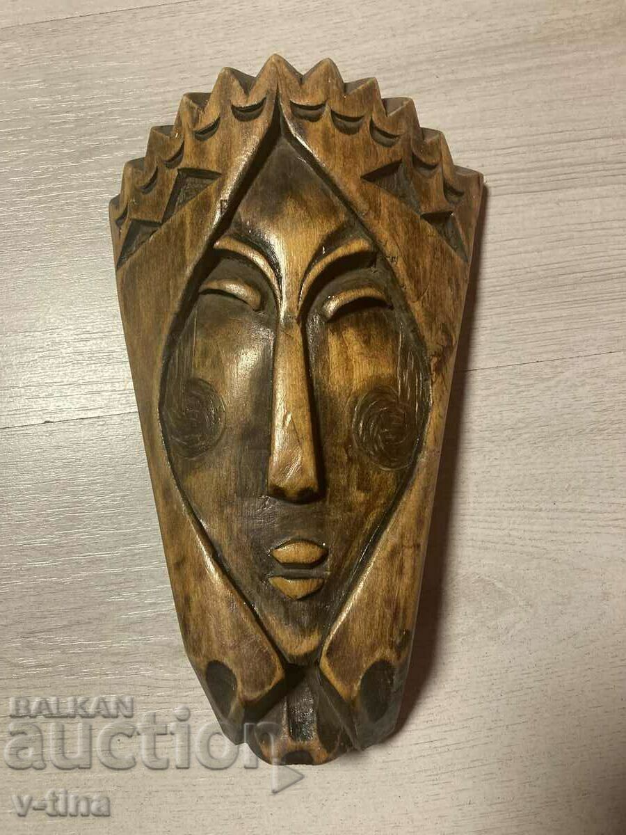 sculptură în lemn panou femeie bătrână