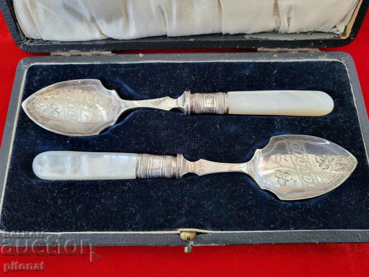 Antique silver plated spoons with mother of pearl handles with price 75.00 BGN | € 38.35 Antique silver plated spoons with mother of pearl handles with price 75.00 BGN | € 38.35