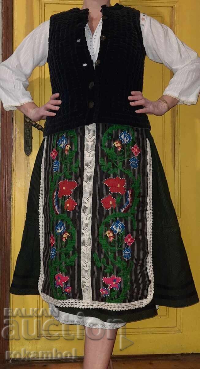 Livrarea Costum autentic din regiunea Varna. Livrarea Costum autentic din regiunea Varna.