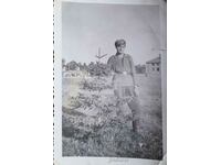 България Стара снимка фотография на млад войник в полето.
