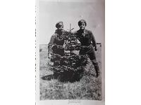 България Стара снимка фотография - двама войници до малко...