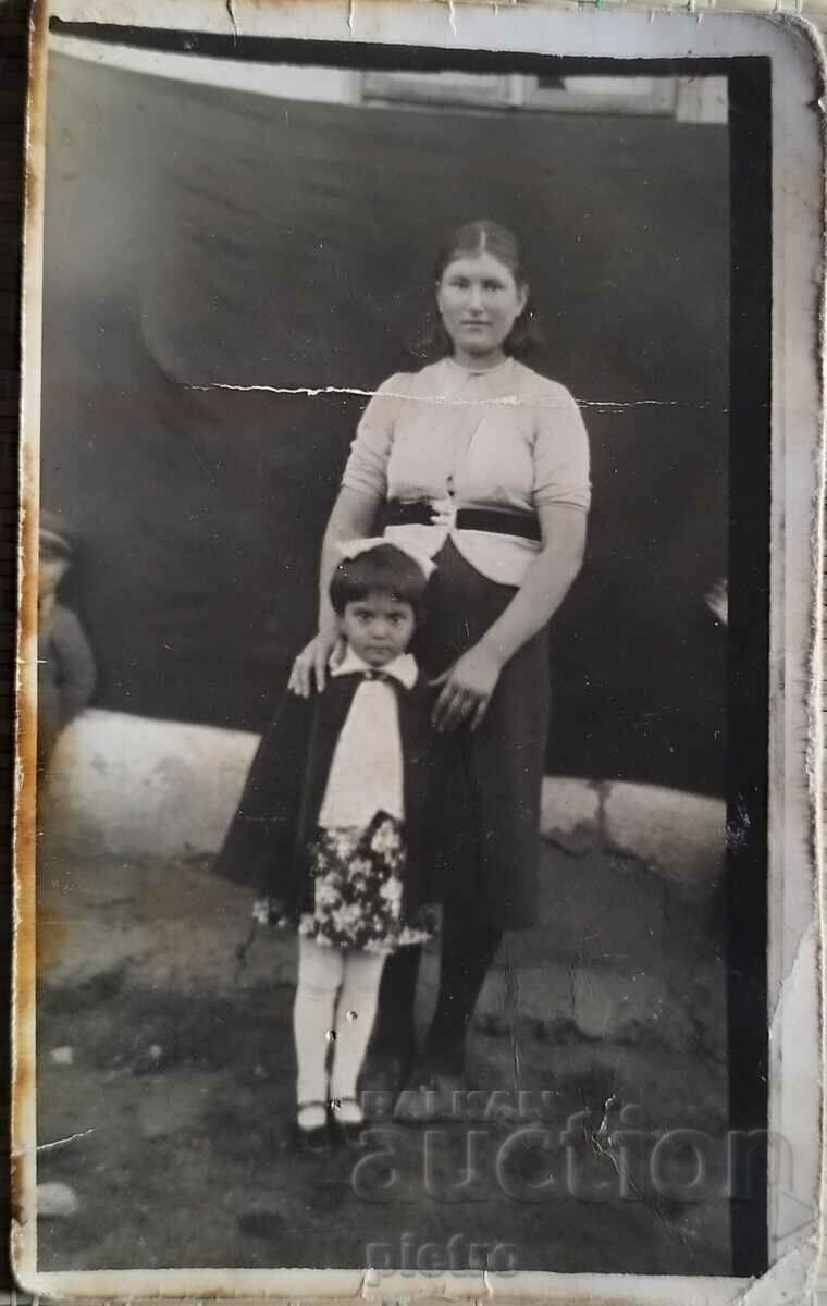 Bulgaria Fotografie veche - mama cu micutul ei...