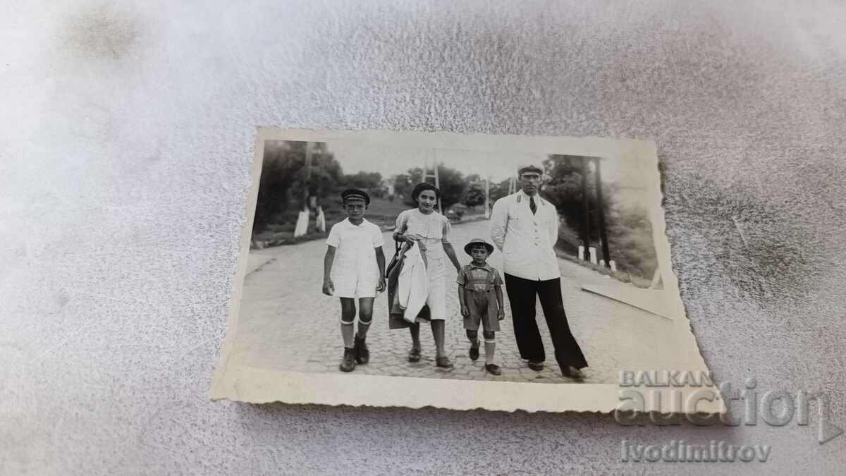 Fotografie Sofia Un bărbat, o femeie și doi băieți pe stradă 1942
