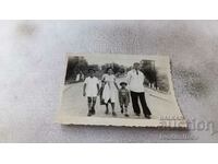 Снимка София Мъж жена и две момчета на улицата 1942