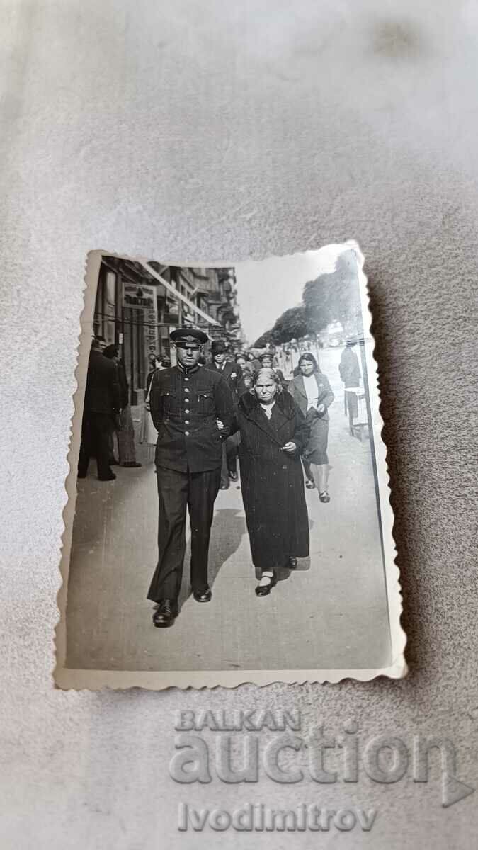 Photo Sofia An officer and an elderly woman on a walk
