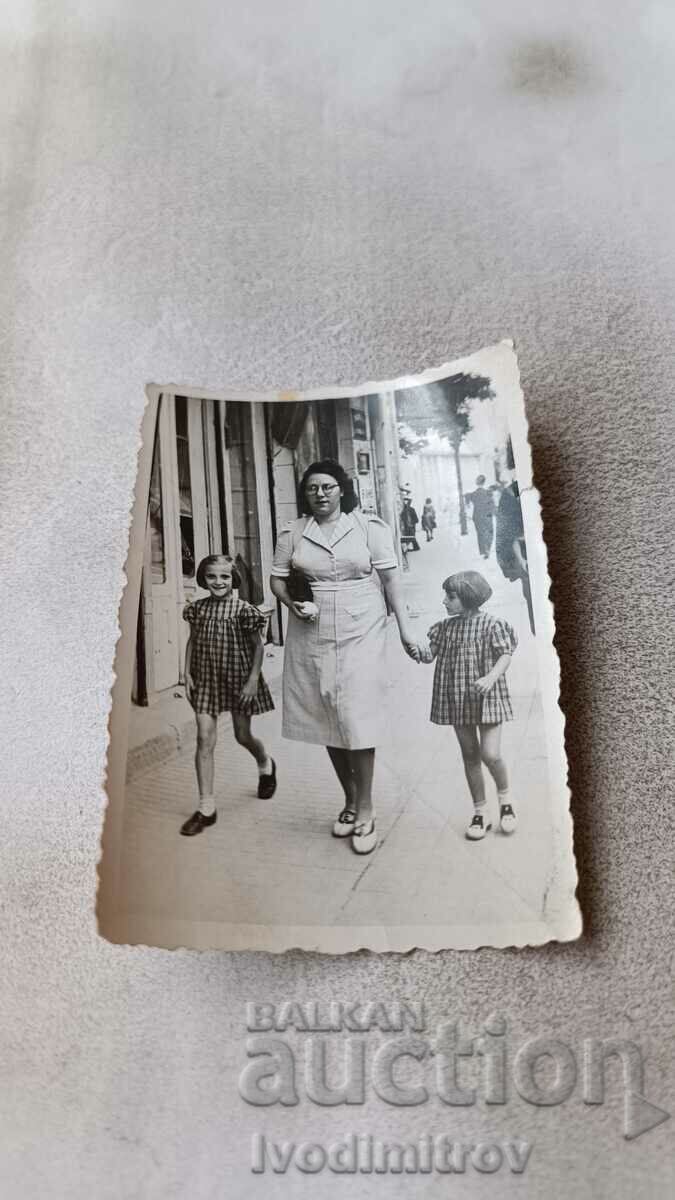 Снимка София Жена и две момичета на разходка