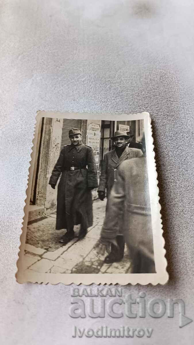 Photo Sofia An officer and a man on a walk