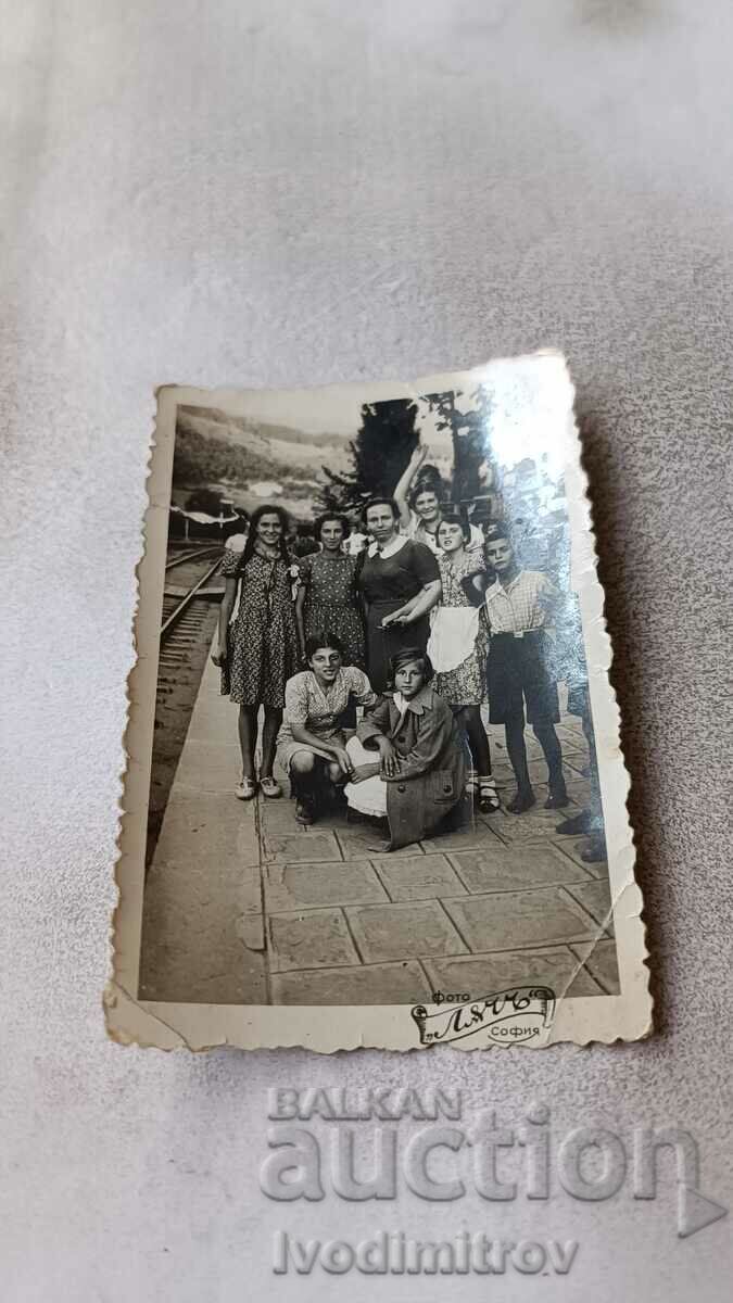 Φωτογραφία Σοφία Γυναίκες, κορίτσια και αγόρια στην πλατφόρμα στο σταθμό 1938