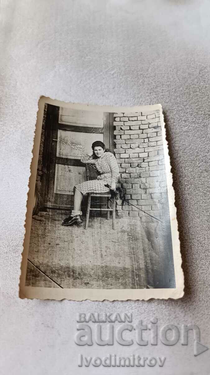 Fotografie Sofia Sukhodol O fată tânără stând pe un scaun 1944