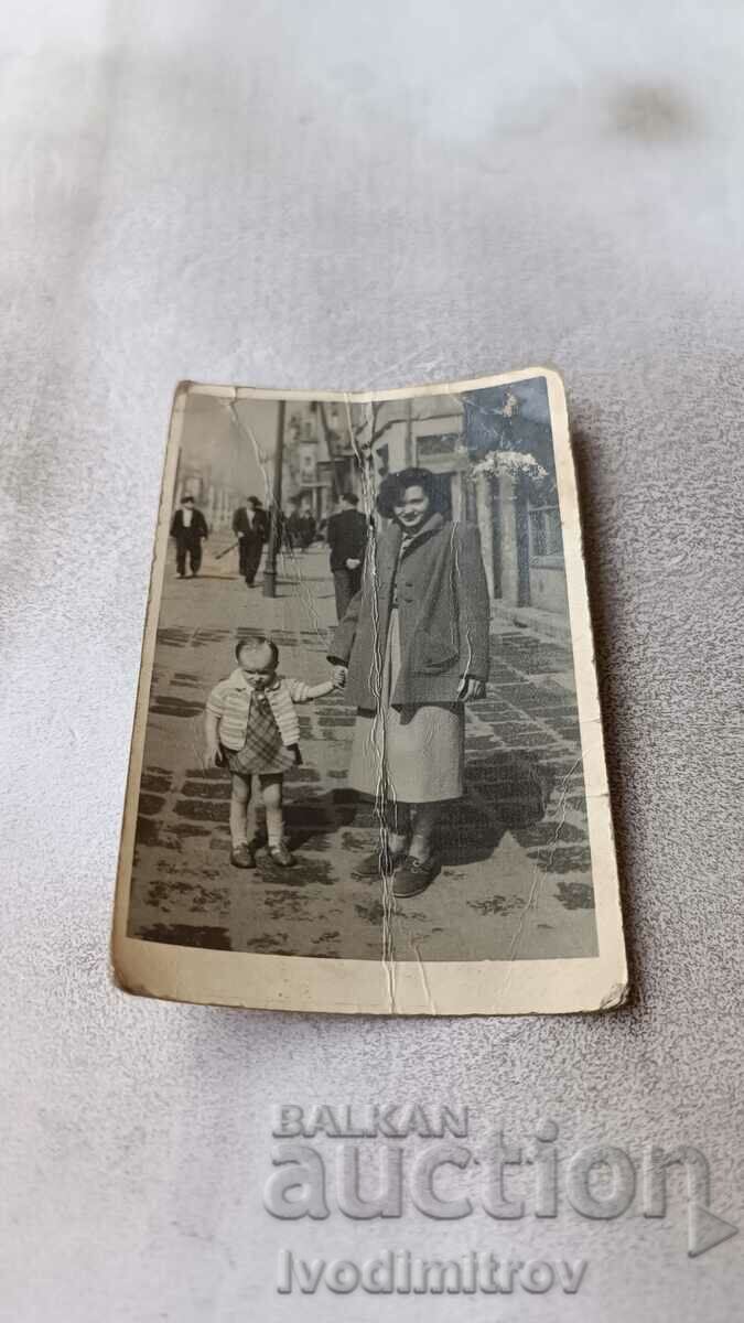 Fotografie Sofia O femeie și o fetiță pe trotuar